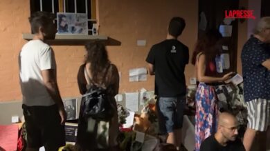 Francesco Guccini, i fan cantano a Via Paolo Fabbri 43 fino a notte fonda nel giorno dei funerali