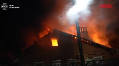 Ucraina, 10 feriti in attacco russo a Sumy: un'abitazione in fiamme