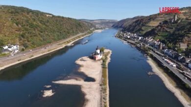 Germania, la siccità prosciuga il Reno: le persone passeggiano sul letto del fiume
