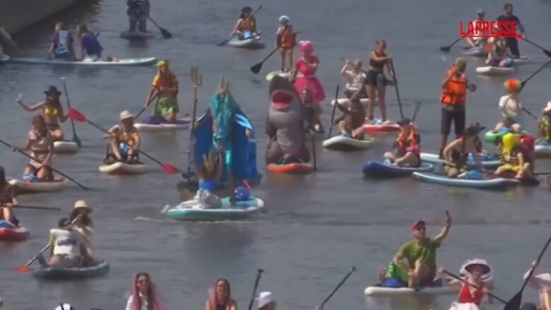 Russia, il carnevale dei Sup a Mosca sul fiume Jauza