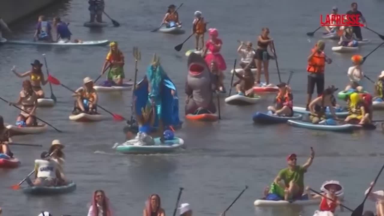 Russia, il carnevale dei Sup a Mosca sul fiume Jauza