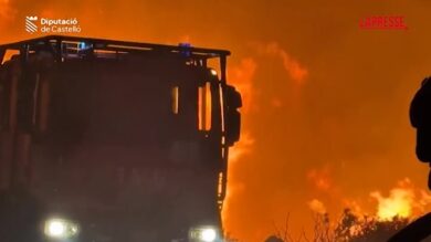 Spagna, gigantesco incendio nella regione di Valencia: vigili del fuoco in azione