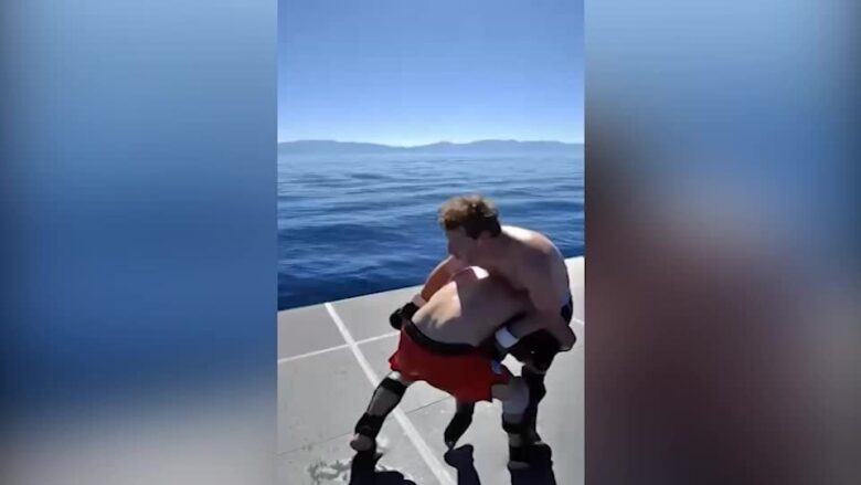 Zuckerberg e l'incontro di Mma in mezzo al lago: con l'artista marziale Dvalishvili pugni, calci e lanci in acqua