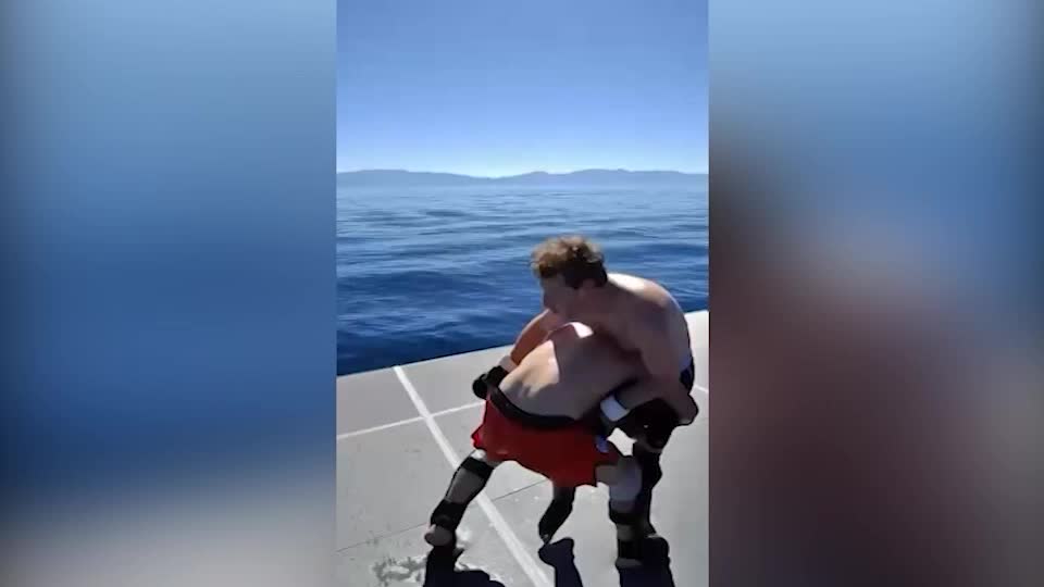 Zuckerberg e l'incontro di Mma in mezzo al lago: con l'artista marziale Dvalishvili pugni, calci e lanci in acqua