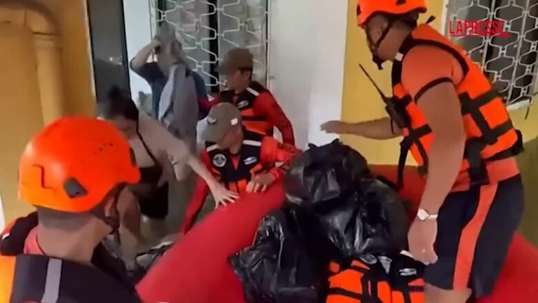 Filippine, inondazioni a causa del tifone Dolphin: case circondate dall'acqua