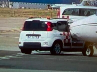 Milano Linate, piccolo incidente in aeroporto: urto tra un’auto e un jet privato