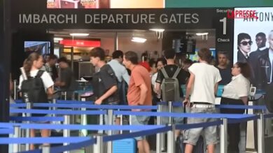 Torino, controlli in aeroporto per chi arriva da Madrid: il racconto dei passeggeri