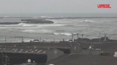 Giappone, la tempesta tropicale Chan-hom si avvicina: onde alte sulla costa