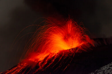 Eruzione dell’Etna, a Catania voli in arrivo sospesi fino alle 19