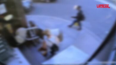 Torino, in monopattino le strappa la collanina dal collo: il video dello scippo in centro