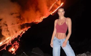 Diletta Leotta in posa sull’Etna vicino alla colata di lava: è bufera sui social