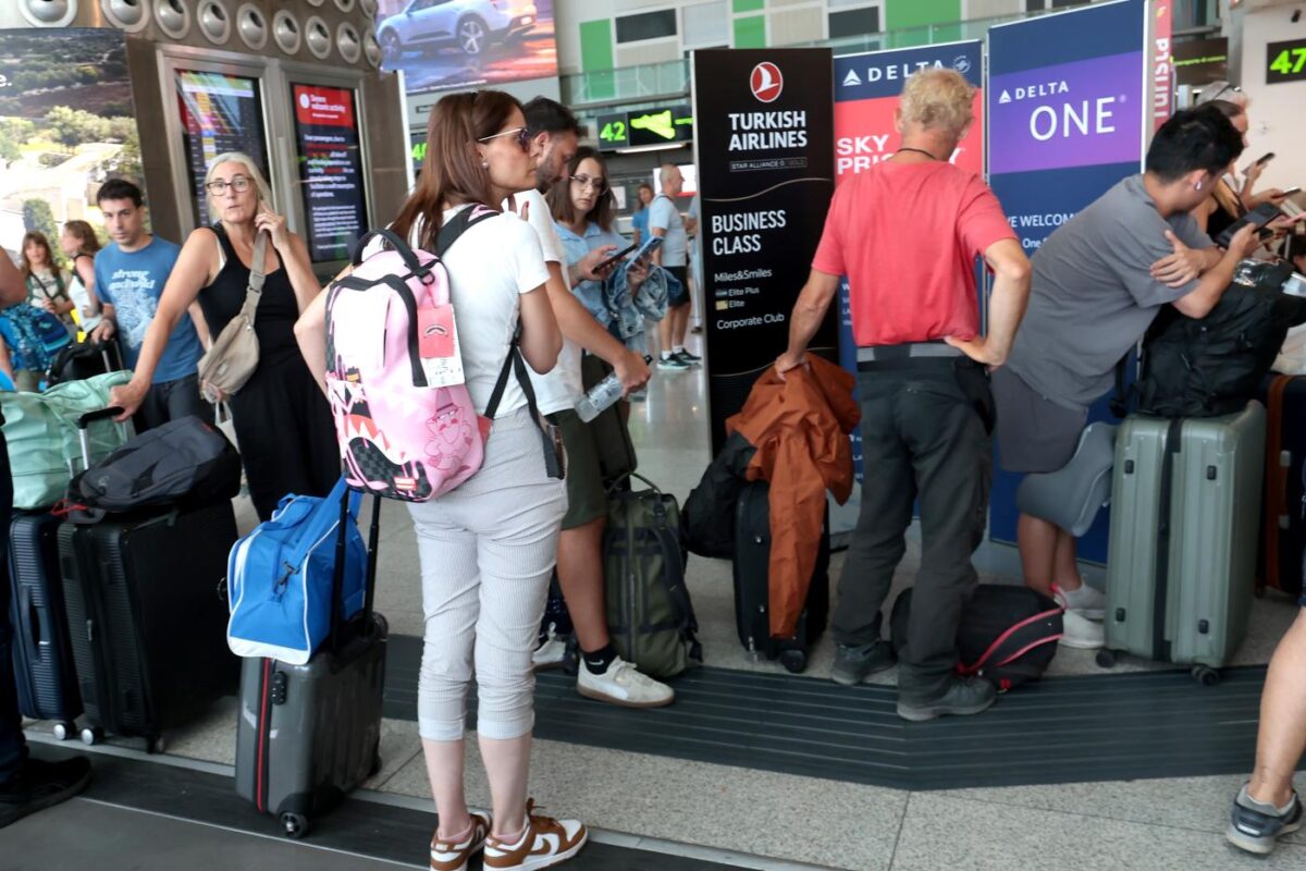 Eruzione Etna, aeroporto di Catania sospende voli fino alle 16 di domani. Musumeci: “Fuori posto non è il vulcano ma lo scalo” Eruzione Etna, aeroporto di Catania sospende voli fino alle 16 di domani. Musumeci: “Fuori posto non è il vulcano ma lo scalo”