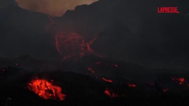 Etna, colate di lava e fumo denso: lo spettacolo dell’eruzione