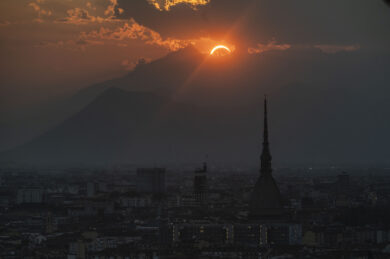 Eclissi solare, l’Italia con gli occhi al cielo: a Milano e Torino lo spettacolo dell’oscuramento