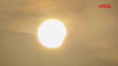Eclissi solare, a Milano occhi al cielo: inizia l'oscuramento