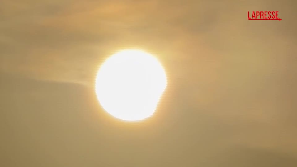 Eclissi solare, a Milano occhi al cielo: inizia l'oscuramento