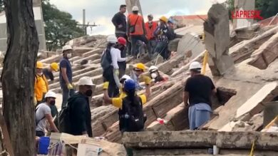 Terremoto in Colombia, i soccorritori chiedono silenzio per cercare superstiti: pugni alzati e tutti si fermano