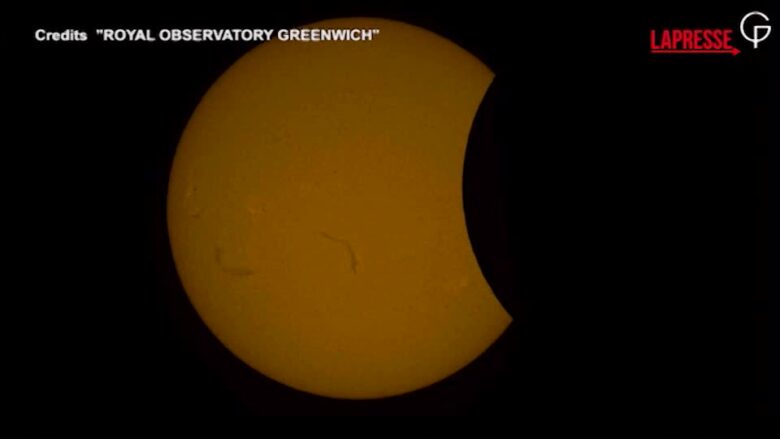 Eclissi solare, le spettacolari immagini dell'Osservatorio Reale di Greenwich