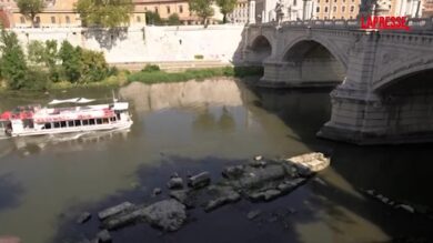 Roma, dal Tevere in secca riemerge l’antico ponte di Nerone