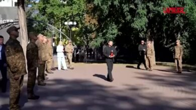 Ucraina, Zelensky rende omaggio ai soldati caduti: visita al memoriale di Ivano-Frankivsk