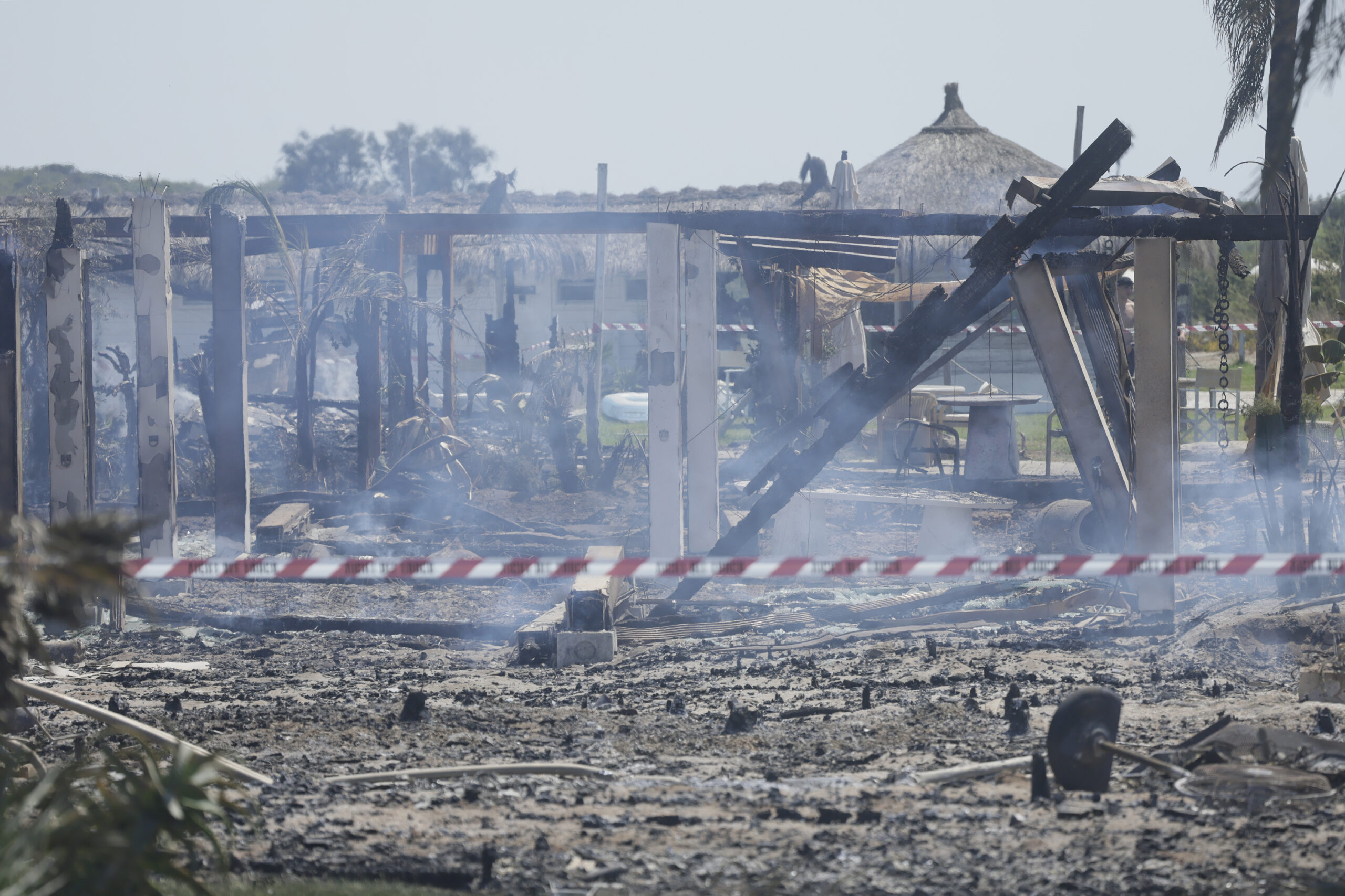 Maccarese, incendio nello stabilimento Rambla Beach: “Il fuoco non si spegneva” Maccarese, incendio nello stabilimento Rambla Beach: “Il fuoco non si spegneva”