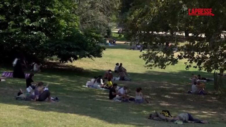 Parigi, temperature bollenti: cittadini e turisti cercano sollievo dal caldo