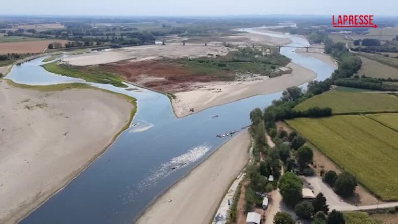 Il Po in secca nel Pavese: le immagini dal drone del livello dell'acqua