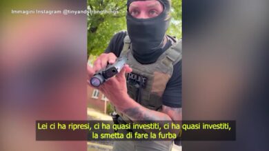 Usa, agente Ice punta la pistola contro una donna: la accusa di volerlo investire ma non è vero