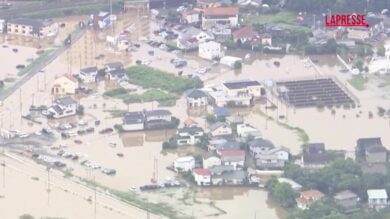 Alluvione in Giappone, intere città sommerse da acqua e fango