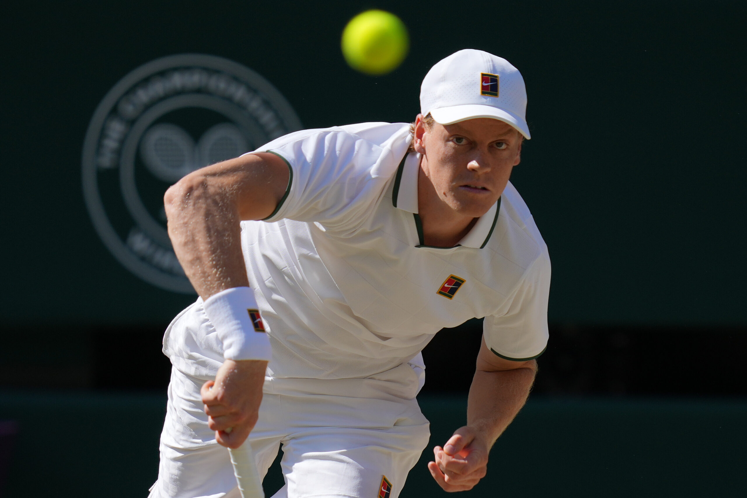 Sinner compie oggi 25 anni: il numero 1 del mondo tra tennis, sci e attività ben