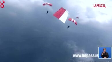 Indonesia, paracadutisti in volo con una gigantesca foto del presidente Subianto nel giorno dell'Indipendenza