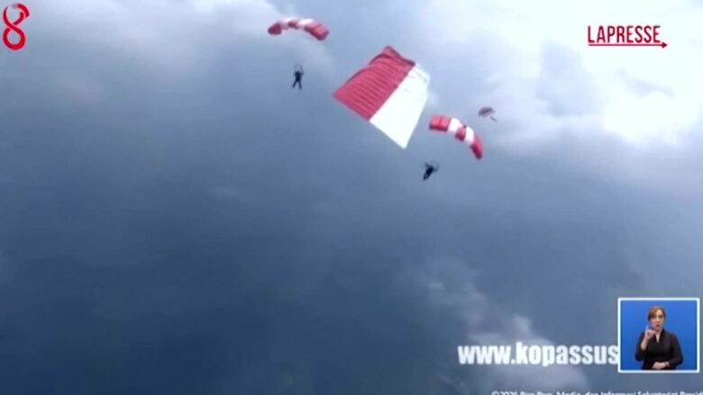 Indonesia, paracadutisti in volo con una gigantesca foto del presidente Subianto nel giorno dell'Indipendenza