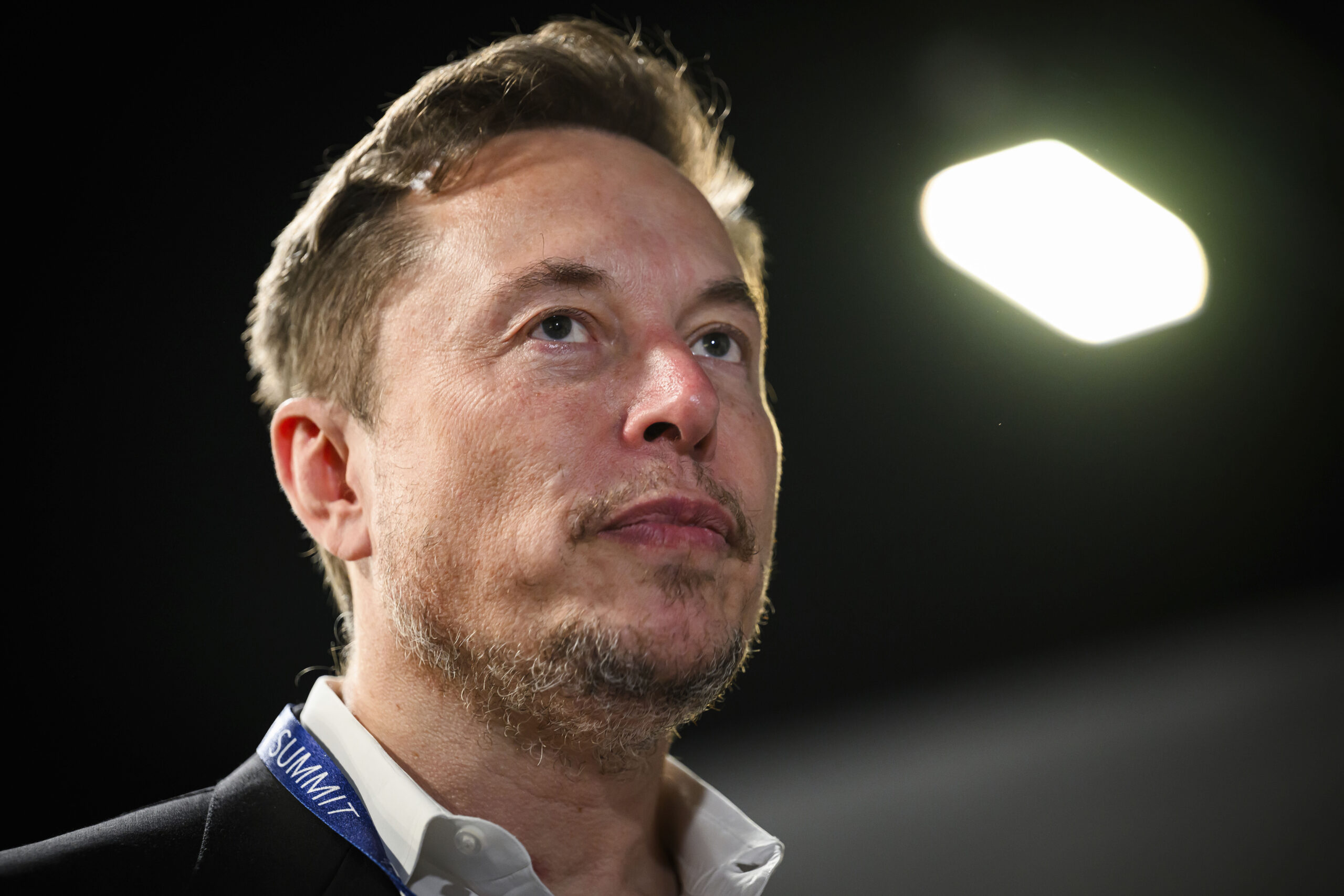 Grok, donna fa causa alla società di Musk per immagini modificate dal patrigno: 