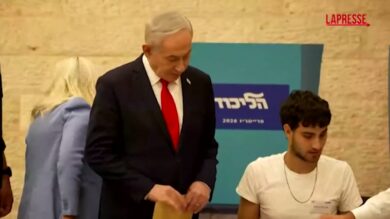 Israele, Netanyahu vota alle primarie del suo partito Likud insieme alla moglie Sara