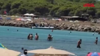Sardegna, barchino di migranti arriva tra i bagnanti a Porto Pino