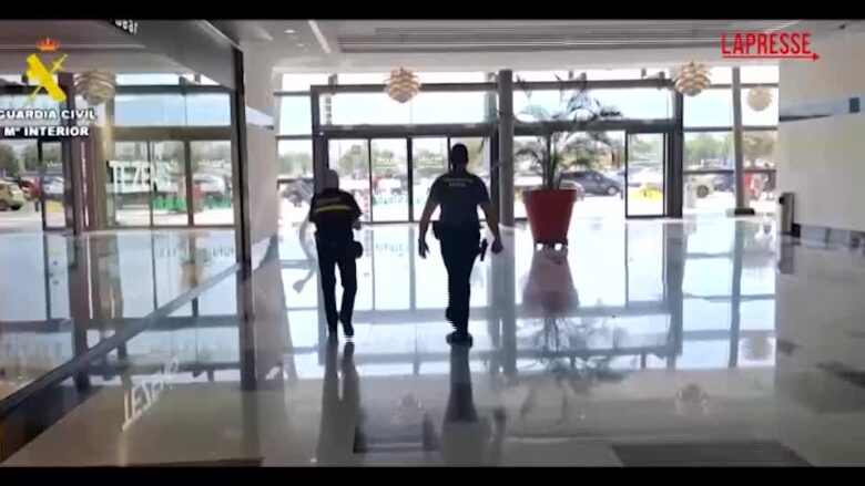 Spagna, terremoto a Granada: le immagini della scossa in un centro commerciale