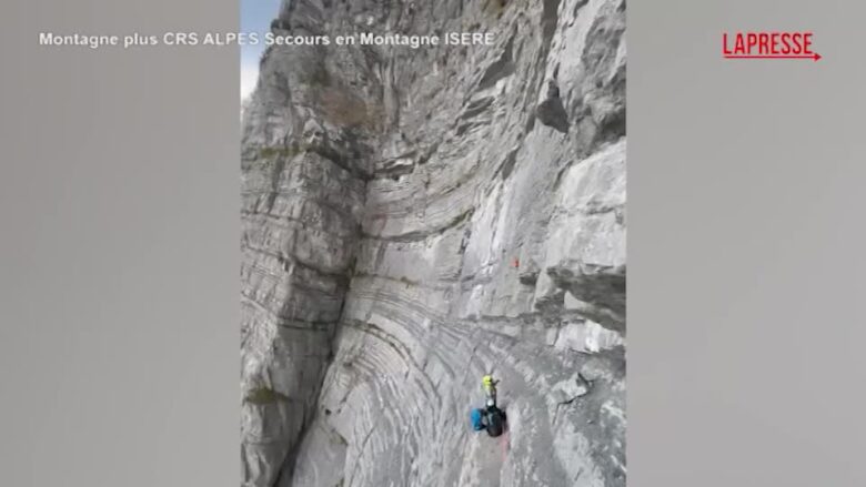 Francia, perde il controllo del parapendio e rimane bloccato su una parete: il video del salvataggio