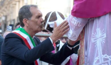 Catania, il sindaco bacia il teschio di Sant’Agata: sui social scoppia la polemica. La Russa: “Atto di devozione”
