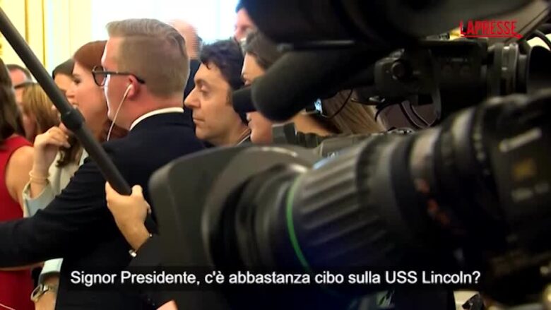 Iran, Trump sulla portaerei Lincoln: "Fake news, la nave è tenuta in modo impeccabile"