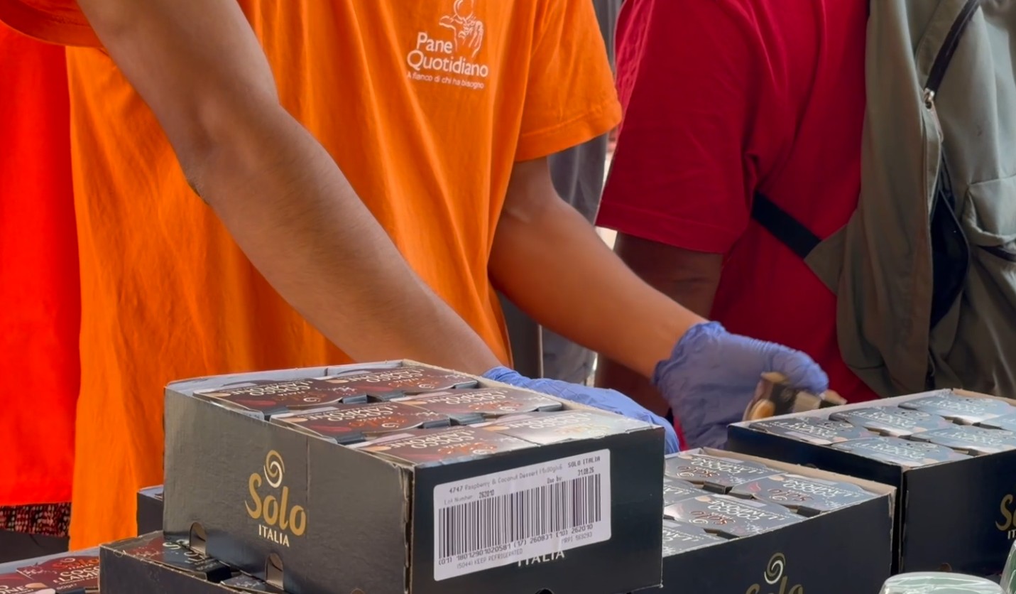 Milano si svuota ad agosto, ma la coda al Pane Quotidiano resta: “La fame non va in vacanza”