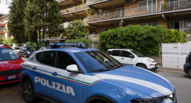Roma, si sfila il braccialetto elettronico e incendia negozio dove lavora la ex