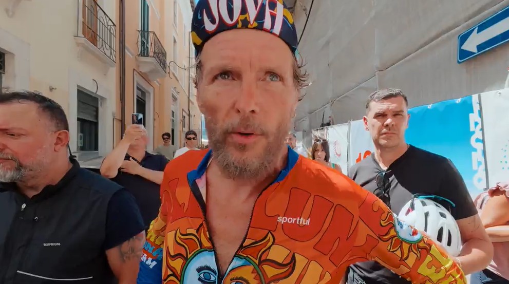 ‘Jova Summer Party’, Lorenzo raggiunge le tappe del tour in bici e incontra i fan sulla strada