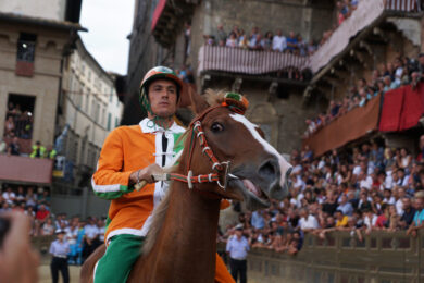 Palio di Siena 2026, il fantino Tittia resta ricoverato ma le condizioni migliorano