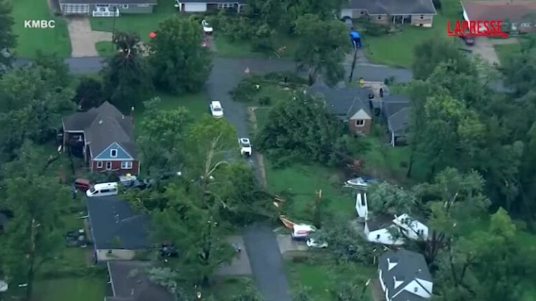 Usa, auto ed edifici danneggiati dalle tempeste a Kansas City