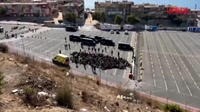 Ceuta, sgomberata una spiaggia: lunga colonna di migranti diretta a centro di accoglienza