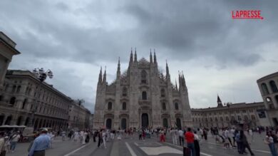Milano, al Duomo i turisti 'sorpresi' dal temporale: le immagini