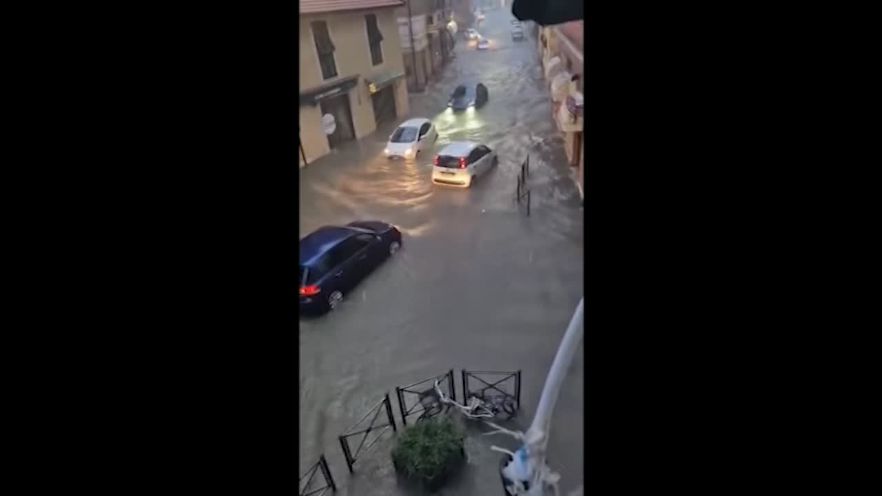 bomba d acqua a chiavari allagate le strade auto in difficolt224 da Lapresse.it bomba d acqua a chiavari allagate le strade auto in difficolt224
