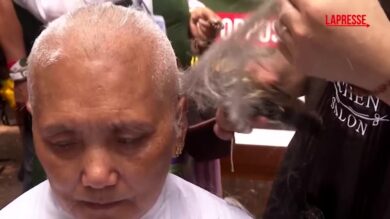 India, protesta degli esuli tibetani contro la Cina: in centinaia si rasano i capelli