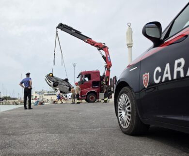 Cattolica, si getta in mare con la moglie in auto: fermato per tentato omicidio