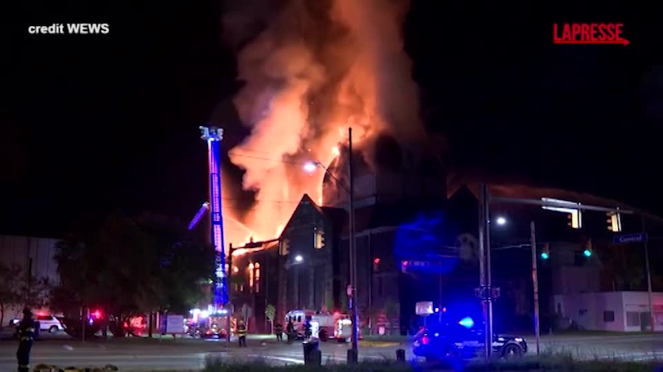 usa incendio in chiesa battista a cleveland fiamme dal tetto e dalle finestre da Lapresse.it usa incendio in chiesa battista a cleveland fiamme dal tetto e dalle finestre